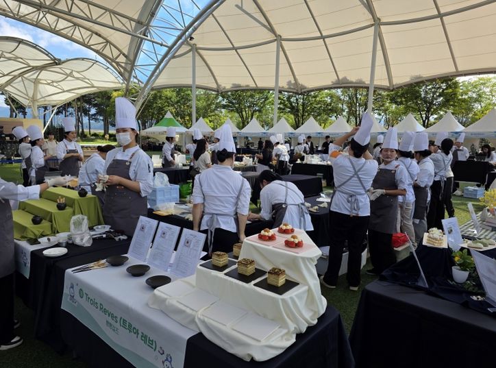 전남교육감배 제3회 학생 요리&제과제빵 경연대회가 펼쳐지고 있다.