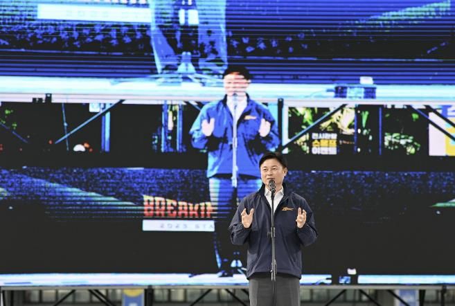 조용익 부천시장이 ‘제10회 부천국제브레이킹대회(BIBC)’에서 인사말을 하고 있다.