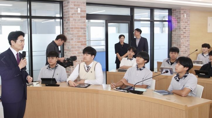 김대중 교육감이 3학년 교실을 찾아 수험생을 격려하고 있다.