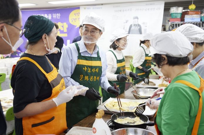 시흥서 민생투어 나선 김동연 지사. 추석맞이 반찬 나눔 봉사활동으로 출발