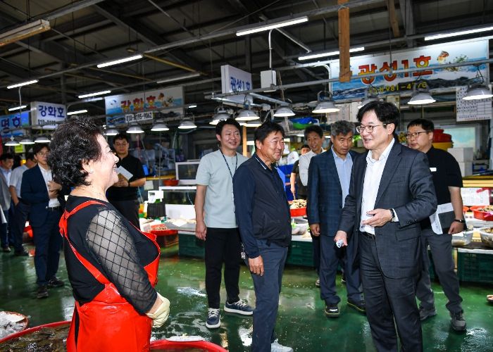 김병수 시장과 김포시 간부공무원들이 29일 해양수산부 어촌뉴딜사업으로 추진중인 대명항 수산물직판장 신축공사현장을 방문해 진행 상황을 점검했다.