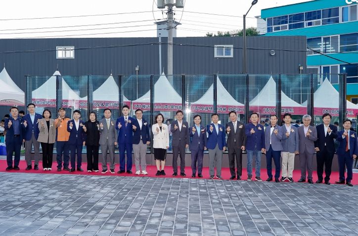 성남하이테크밸리 미디어광장 개장식에서 신상진 성남시장과 참석자들이 미디어월 앞에서 기념촬영을 하고 있다.