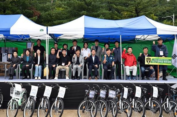 이민근 안산시장(앞줄 왼쪽 여섯번째)이 제13회 상록구 자율방범대 한마음 체육대회에서 참석자들과 함께 기념촬영을 하고 있다.