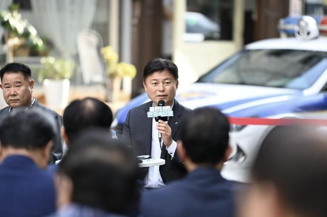 조용익 부천시장이 29일, 부천역 피노키오 광장에서 열린 ‘틈만나면, 현장속으로’에서, 막장 유튜버 활동 근절 방안을 논의하고 있다.