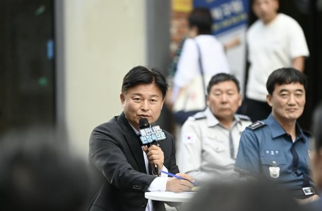 조용익 부천시장이 29일, 부천역 피노키오 광장에서 열린 ‘틈만나면, 현장속으로’에서, 막장 유튜버 활동 근절 방안을 논의하고 있다.