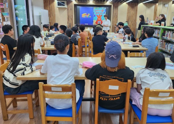 ‘그림책 장갑’ 주제 보호자 독서동아리 도서관 방문 행사