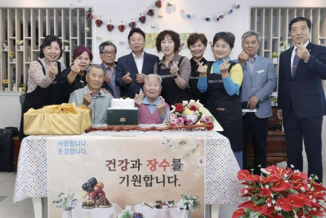 서태원 가평군수, 100세 어르신께 장수지팡이 전달