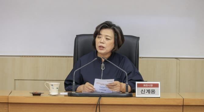 줄타기전수교육관 건립 기본계획수립 용역 중간보고회에서 신계용 과천시장이 발언하고 있다