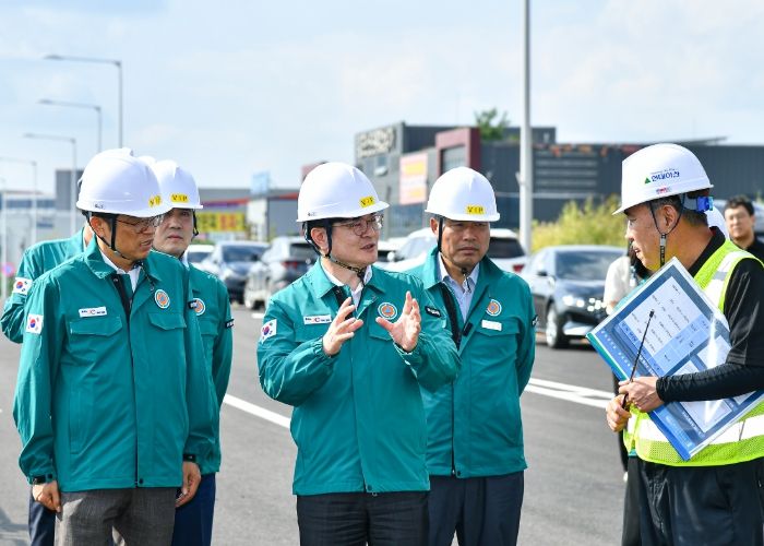 김병수 시장이 29일 ‘양촌산단교차로 입체화사업’ 현장을 찾아 공사 진행 상황을 꼼꼼히 살피고 있다.