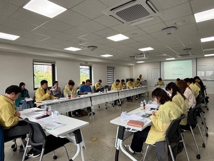 9월 30일 영흥수목원 가든교육장에서 ‘소나무재선충병 긴급 중앙방제대책회의’를 열고 있다.