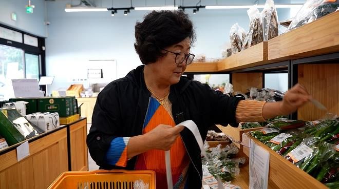 상품마다 농민의 이름과 출하 일자 등 생산이력과 농민이 직접 가격을 매긴 바코드 용지가 붙어 있다