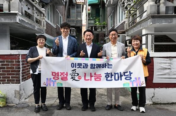 김동근 시장이 9월 30일 ‘돌봄, 삶의현장’ 사업의 참여자들과 함께 기념사진을 찍고 있다.