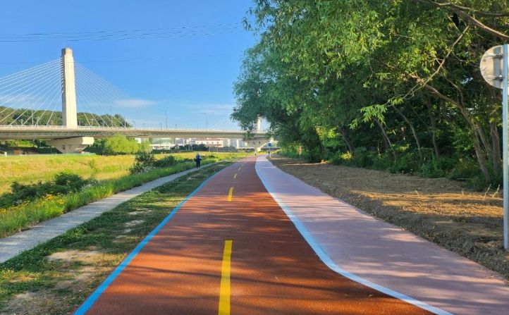 광산구가 풍영정천 하남교부터 영산강 합류점까지 1.9km 자전거도로의 사고 위험을 개선하는 사업을 완료했다.