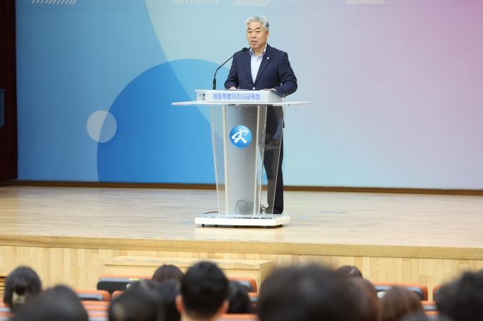 천범산 교육감 권한대행이 1일 소통・공감의 날 에서 당부 말씀을 하고 있다.