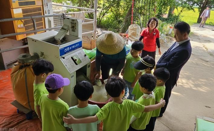 김동근 시장이 10월 1일 ‘꼬마농부 고구마 캐기 및 쌀 도정 체험’ 행사에 참석해 아이들과 도정 과정을 보고 있다.