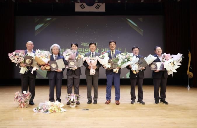 조용익 부천시장(가운데)과 ‘부천시 시민대상’ 수상자 기념사진