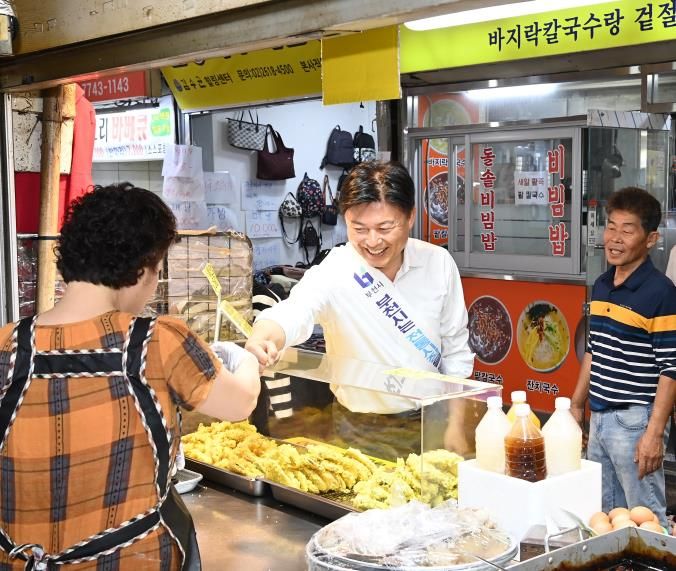 지난 1일 조용익 부천시장이 원미종합시장을 방문해 시장 상인들을 격려했다.