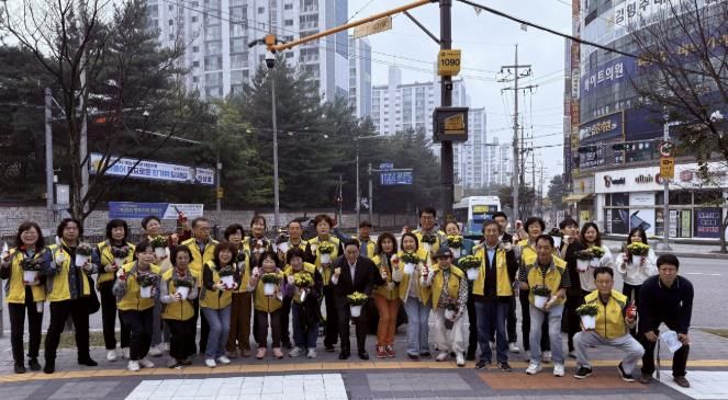 양주시 회천3동, 가을맞이 국화꽃 식재 행사 실시