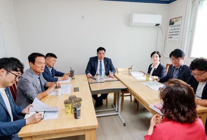 화성특례시의회 도시건설위원회 위원들이 복지시설을 방문해 기관현황을 청취하고 있다.