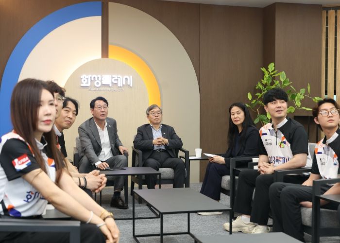 정명근 화성특례시장이  볼링선수들과 간담회를 하고 있다