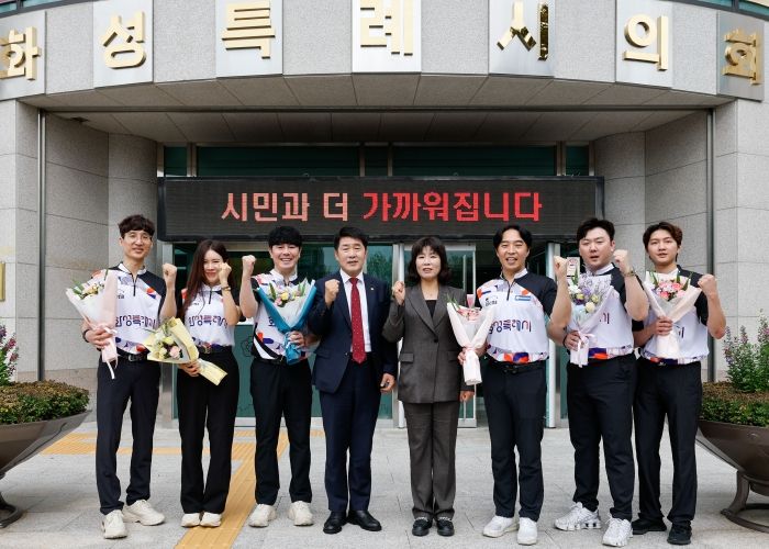 간담회 참석자 단체사진