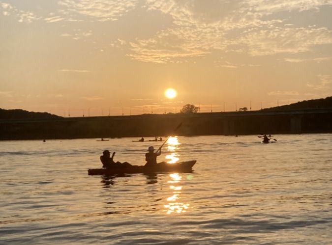 노을 위를 노 저으며… 여주시 ‘남한강 선셋카약’ 대성황