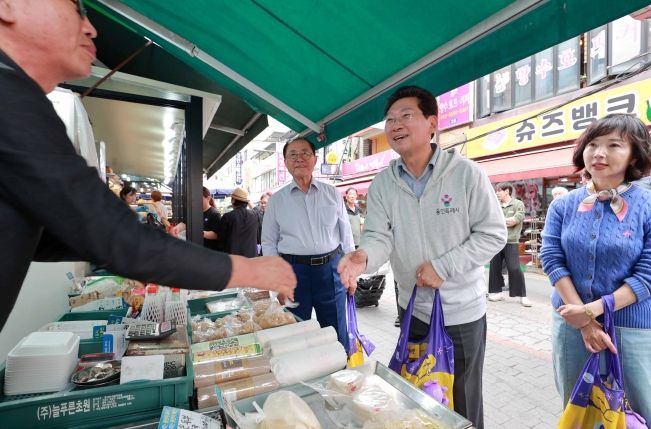 2일 용인중앙시장에서 이상일 시장이 상인들과 추석 인사를 하고 있다.