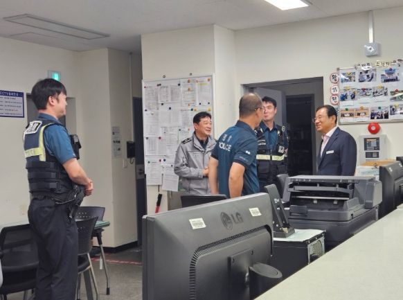 6일 추석을 맞아 이현재 하남시장(오른쪽 첫 번째)이 덕풍 지구대에 방문해 연휴에도 시민의 안전을 위해 최일선 현장을 지키고 있는 경찰관을 격려하고 있다.