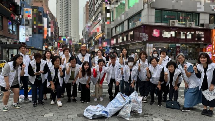 지난 2일 철산 상업지구 일대에서 시민과 함께하는 ‘기후의병 줍킹데이’ 행사 참여자들이 기념사진을 촬영하고 있다.