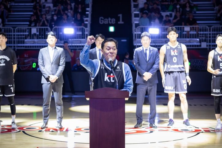 이재준 수원시장이 수원KT소닉붐을 응원하고 있다.