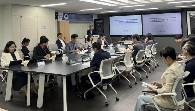 지난 9월 25일 광명시 디지털혁신교육센터 회의실에서 'AI 광명 추진 계획 수립 용역' 착수보고회가 진행 중이다