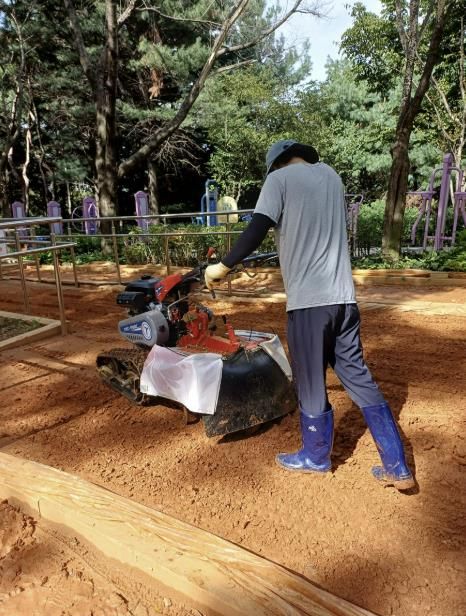 성남시 황송공원 내 황톳길에서 로터리 작업(흙 뒤집기)을 진행하고 있다