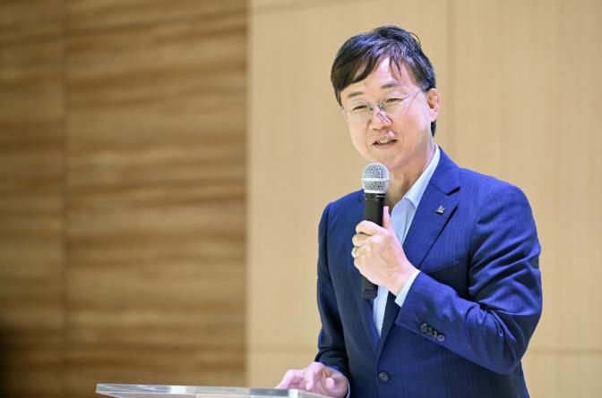 이민근 안산시장이 지난 6월 17일 원곡초등학교 준공식에서 인사 발언을 진행하고 있다.