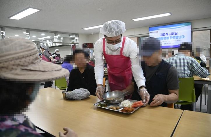 남원시, 남원사회복지관 경로식당 기능보강 완료 배식봉사로 새 출발 알린다