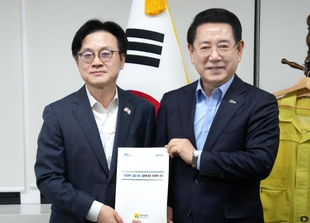 김영록 전라남도지사가 10일 오전 정부서울청사에서 김정관 산업통상부 장관과 면담을 갖고 석유화학·철강 산업 대전환 메가 프로젝트 등 전남도 핵심 사업 해결을 위한 건의 및 협조를 요청하고 있다.