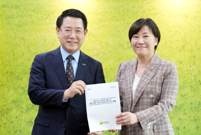 김영록 전라남도지사가 10일 오후 정부 세종청사에서 송미령 농림축산식품부 장관과 면담을 갖고 전남 주요 현안 사업에 대해 건의를 하고 있다.