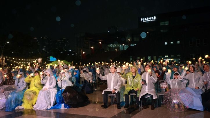 이상일 용인특례시장은 10일 저녁 포은아트홀 문화광장서 열린 '가을별빛 콘서트'에 참석해 시민들과 공연을 함께했다