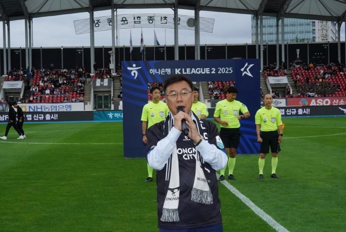 신상진 성남시장이 12일 탄천종합운동장에서 열린 K리그2 제34라운드 성남FC 홈경기에서 인사말을 하고 있다.