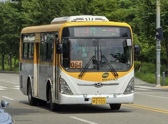 도로를 운행하고 있는 고양시 마을버스