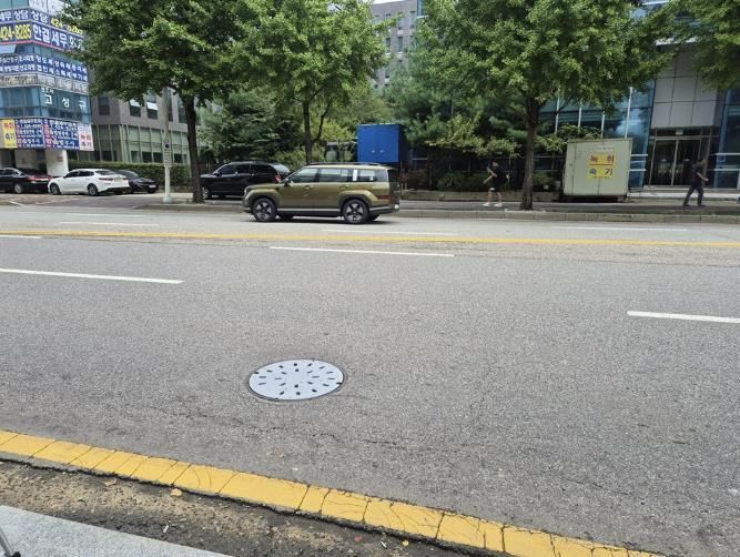 안양시 수원지법 안양지원 옆 도로에 설치한 맨홀충격방지구 실증 사진