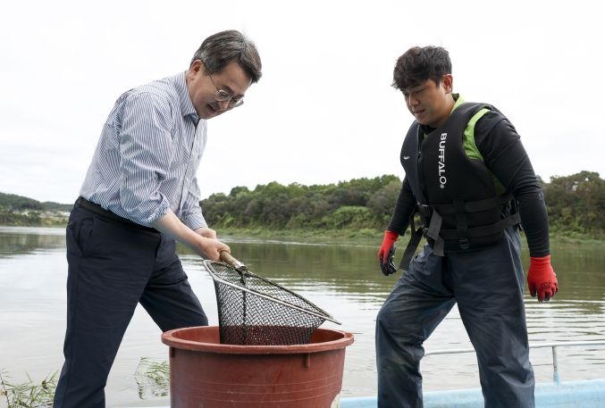 김동연 지사와 한탄강 청년어부 김은범씨