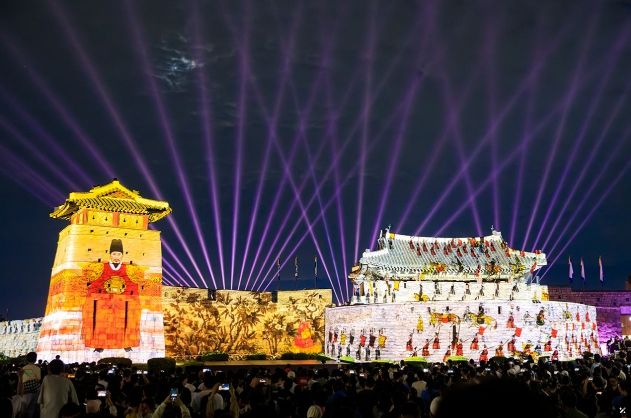 화서문에서 미디어 아트 공연이 펼쳐지고 있다.