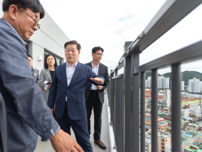 박승원 광명시장이 지난 14일 오후 입주를 앞둔 준공을 앞둔 광명제4R구역 재개발정비사업 현장 '광명센트럴아이파크'를 방문해 품질점검을 하고 있다.