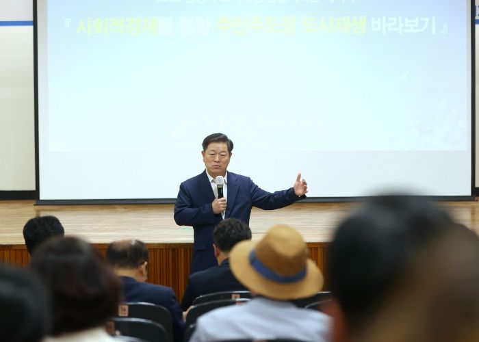 박승원 광명시장이 15일 열린시민청에서 '2025 광명시 도시재생 총괄기획단 세미나'에 참석해 발언하고 있다.