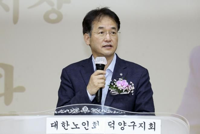 ‘제29회 노인의 날 기념행사’에서 축사 중인 이동환 고양특례시장