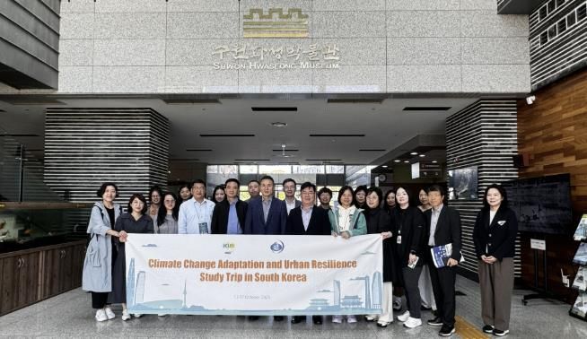 중국 생태환경부 한국 연수단이 수원화성박물관 앞에서 기념촬영을 하고 있다.