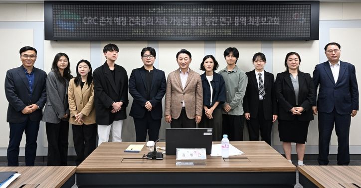 김동근 시장이 10월 16일 ‘캠프 레드클라우드(CRC) 존치 예정 건축물 활용 방안 연구’에 대한 결과 보고회에서 참석자들과 기념사진을 찍고 있다.