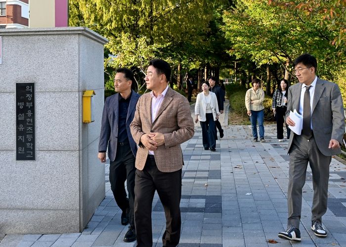 김동근 시장이 10월 16일 쌈지공원 일원에서 통학로 안전 확보와 주민 생활환경 개선을 위한 점검을 하고 있다.