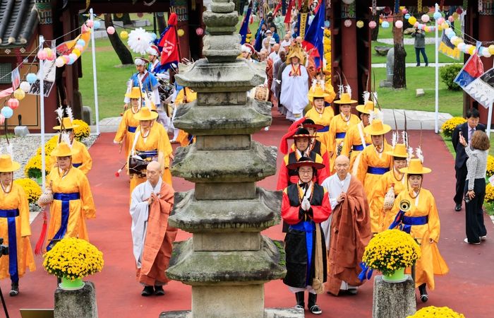 정명근 화성특례시장이 용주사 수륙대제 행사에서 봉행하고 있다