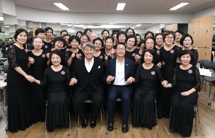 정명근 화성특례시장이 합창단과 함께 기념촬영을 하고있다